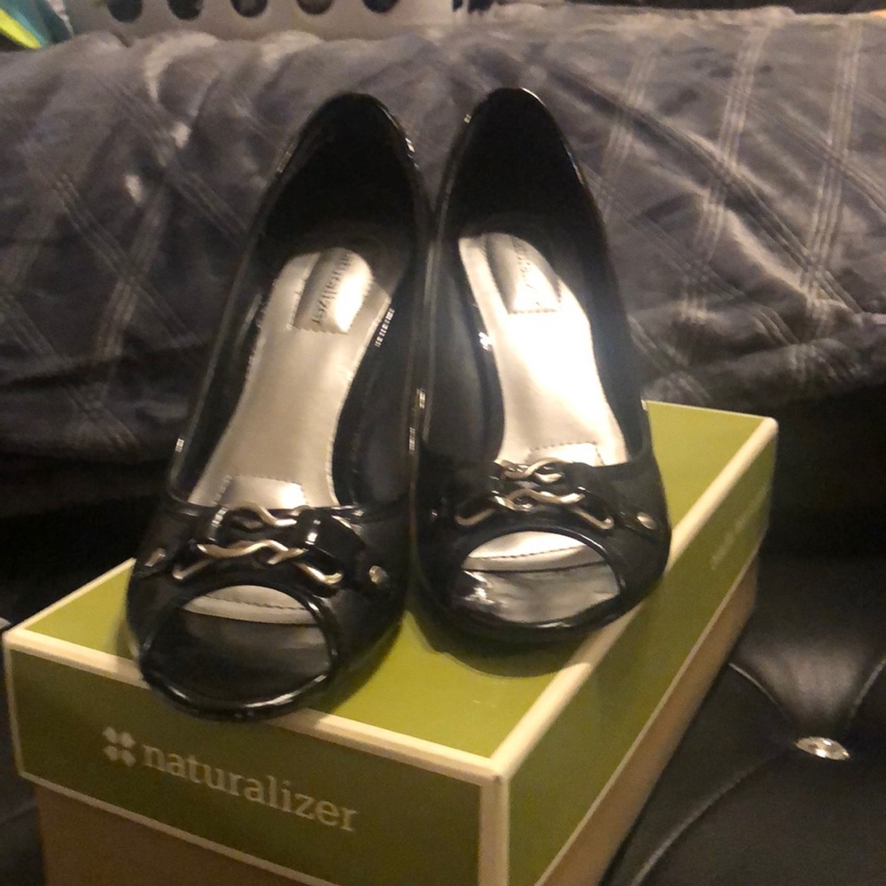 Posh Black leather Naturalizer pumps size 7 W